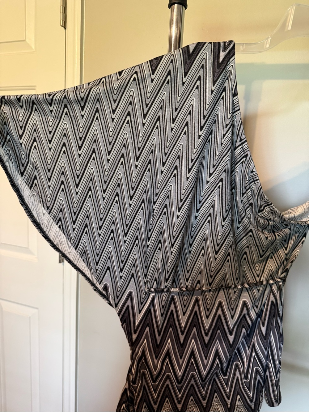 Express Black & White One-Shoulder Zigzag Top - Picture 4 of 6
